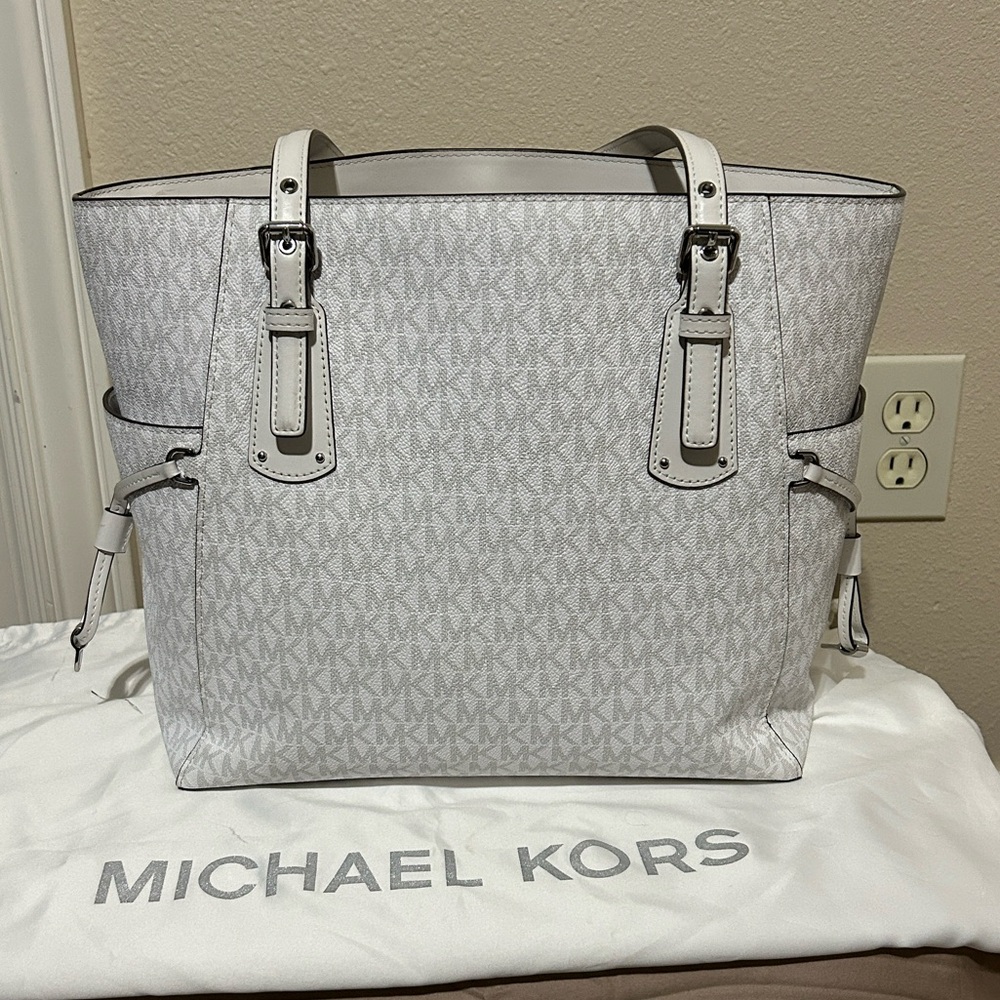 Michael Kors Gray and White Monogram Voyager Tote and Continental Wallet Set - Picture 4 of 16